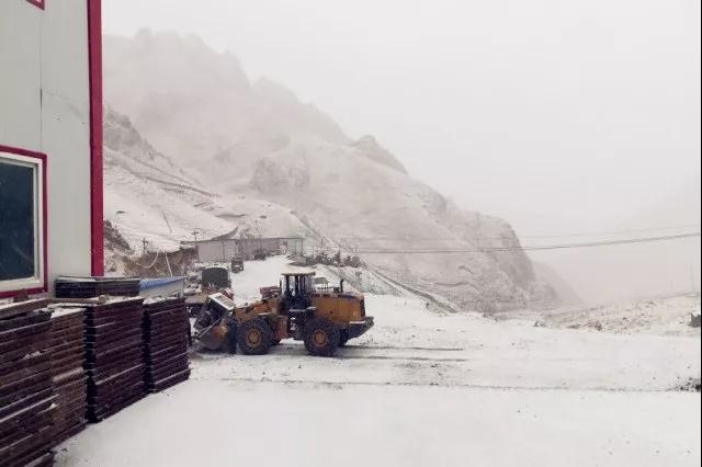 人間四月芳菲盡，山中春雪還復(fù)來(lái)