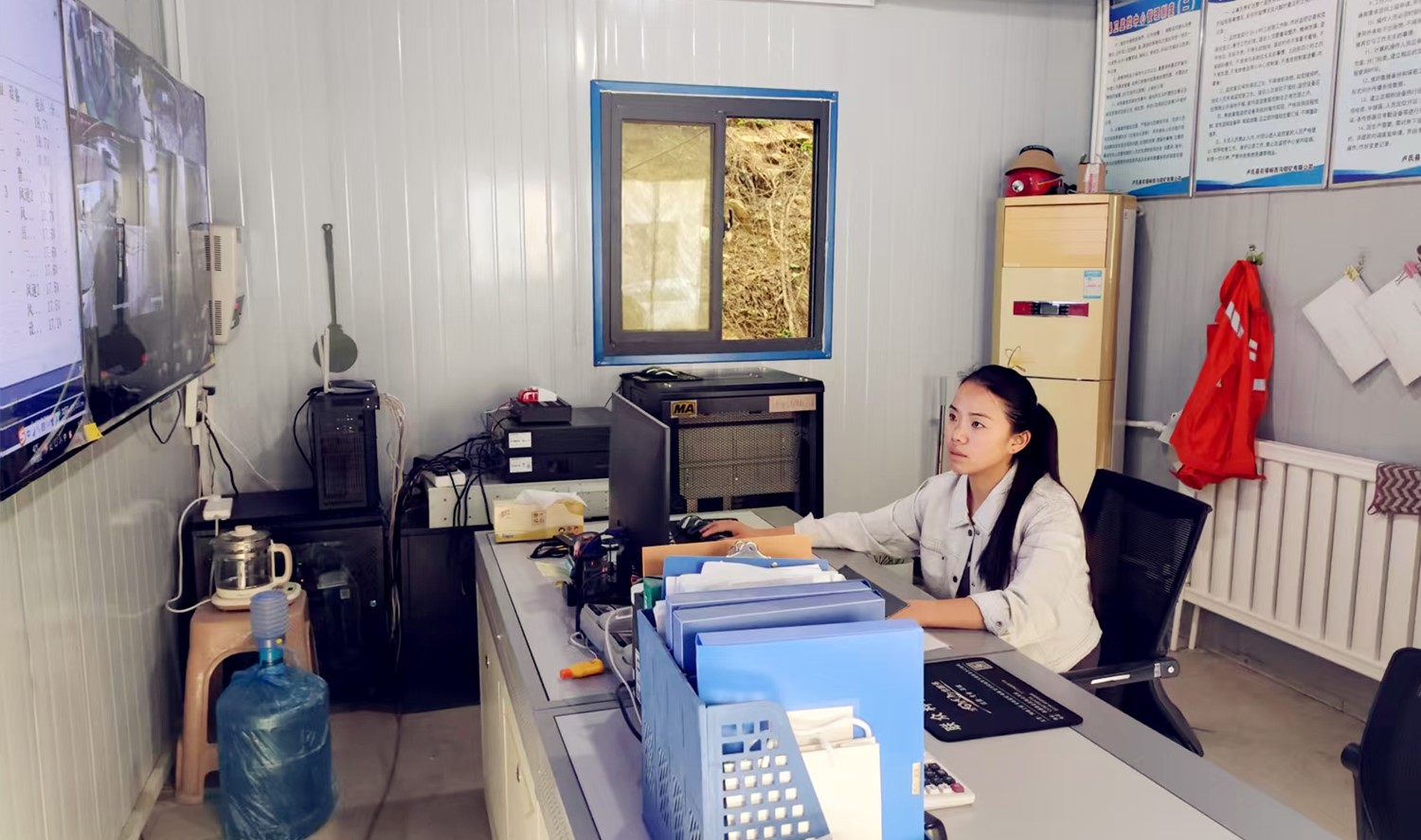 堅(jiān)守安全防線(xiàn)，綻放巾幗風(fēng)采｜記西溝鐵礦安全監(jiān)控員黃春玲