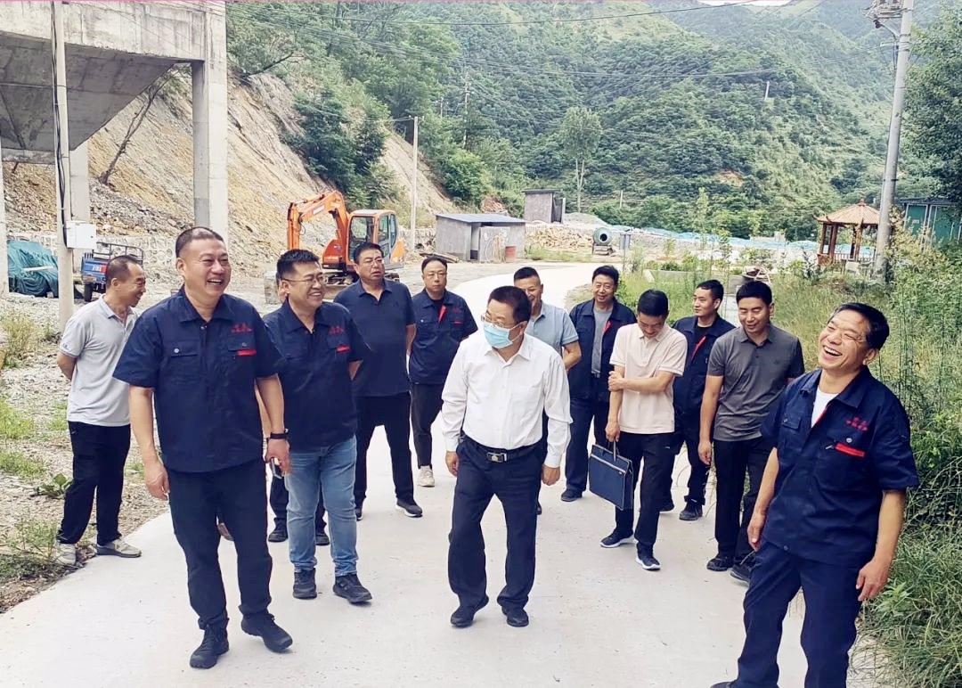 盧氏縣領導深入包聯(lián)企業(yè)中科礦業(yè)實地調研