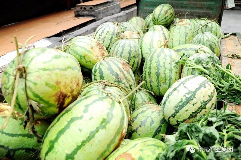 買下一整車西瓜，讓瓜農(nóng)早點(diǎn)回家